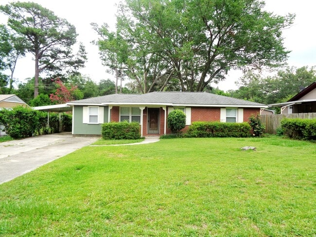 Building Photo - **Available February** Spacious 3 Bedroom 2 Bath in Savannah!