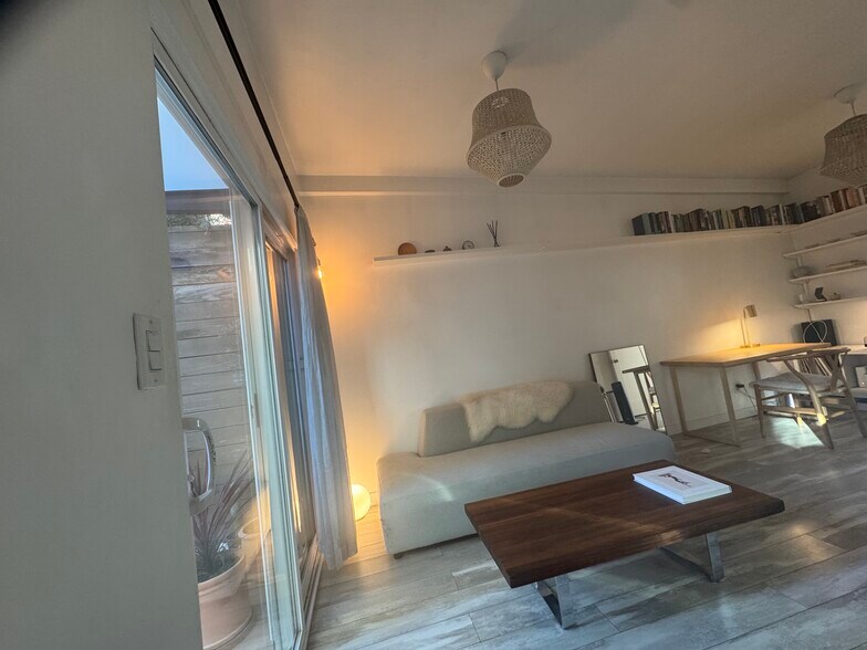 Building Photo - 9048 Hargis St