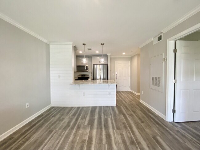 Building Photo - Waterfront Views at Palmetto Bay Marina!