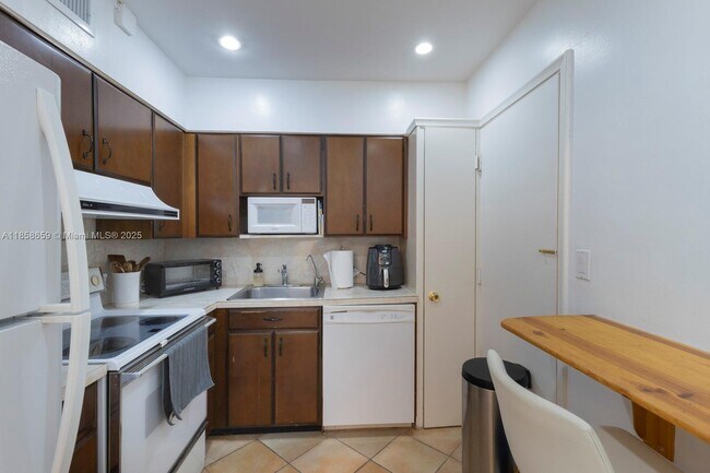 Building Photo - 1150 Madruga Ave