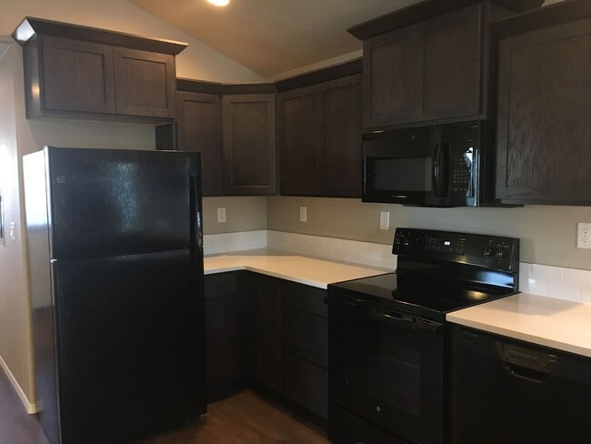 Building Photo - 2 Bedroom / 1 Bathroom in SW Redmond Commu...