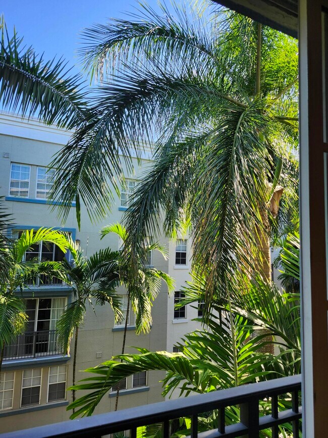 Building Photo - 533 NE 3rd Ave