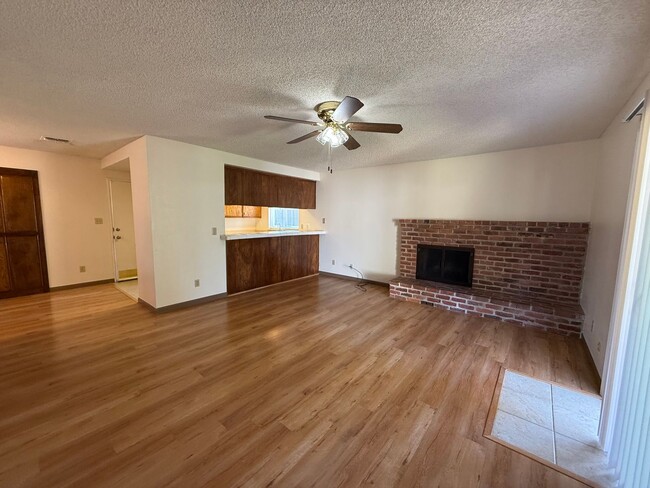 Building Photo - 3 bed 2 bath home available now!