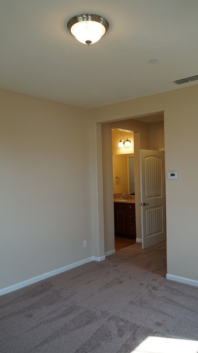 Building Photo - Beautiful two story home in Roseville!