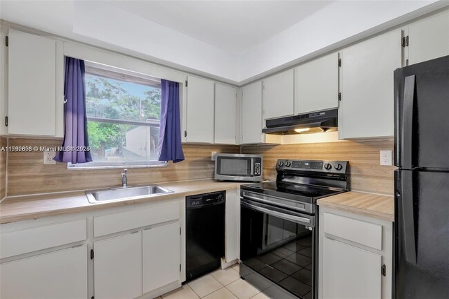 Building Photo - 6141 SW 42nd Ct
