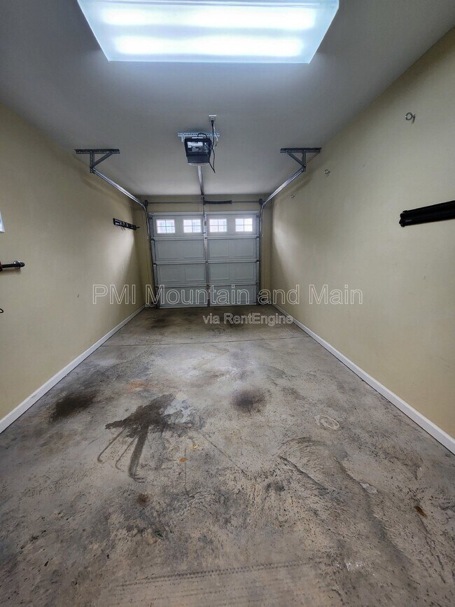 Building Photo - 19 Barnett Shoals Dr