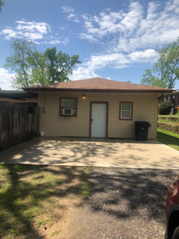 Building Photo - 1428 Sunset Dr