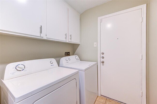 Building Photo - 11024 Riverview Dr