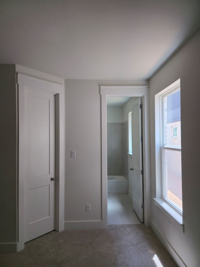 Building Photo - 808 Meadowcrest Dr