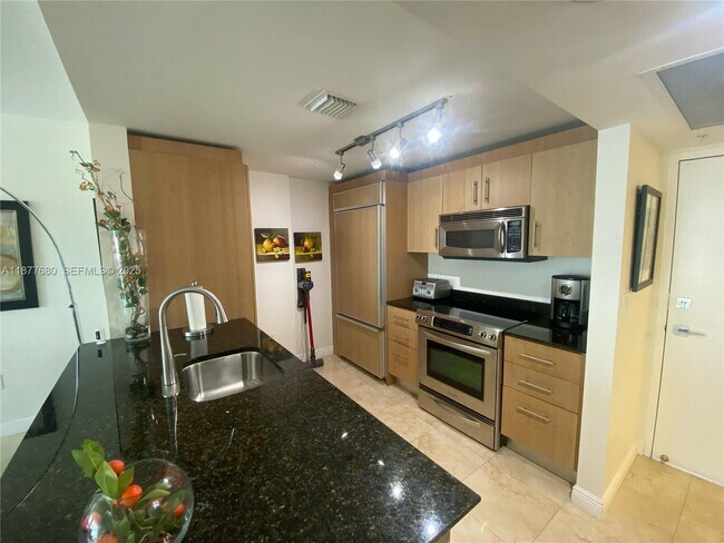 Building Photo - 10275 Collins Ave