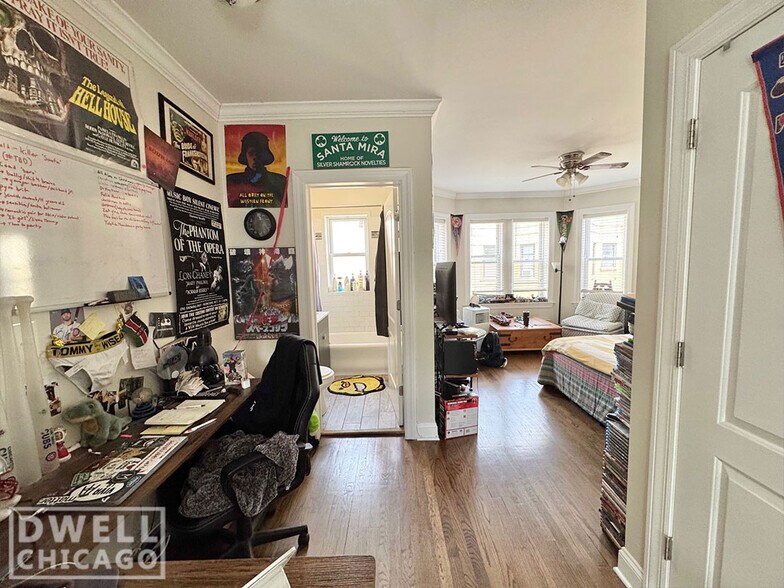 Building Photo - 3826 N Greenview Ave