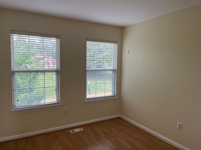 Building Photo - End Unit Townhouse In Centreville