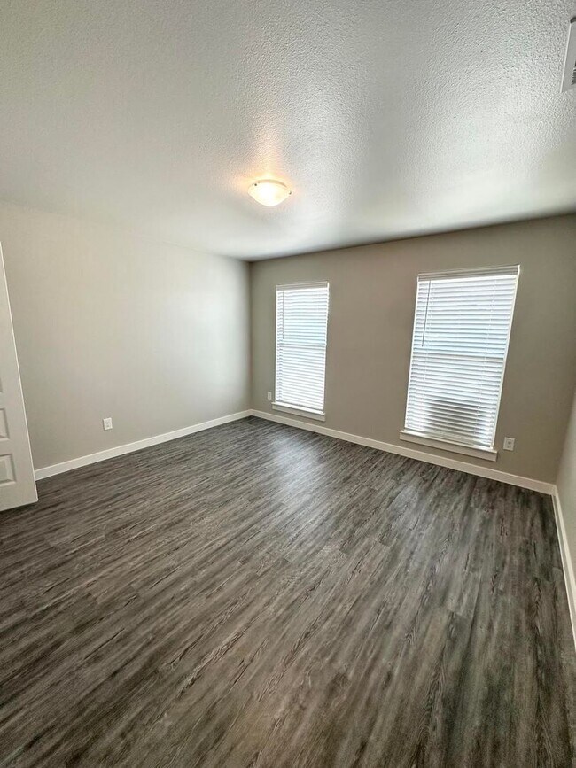 Building Photo - 5813 Briscoe Rd