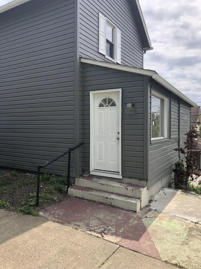 Building Photo - Nice, quiet 3/2 in North Huntingdon