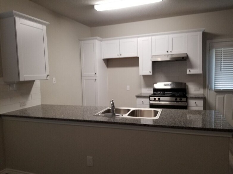 Building Photo - 7930 Oak Mdws Bnd