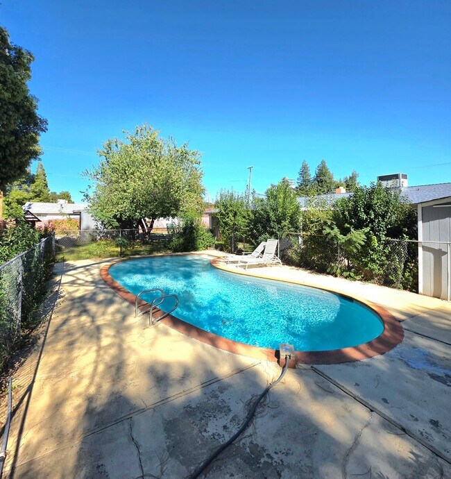 Building Photo - FURNISHED OR UNFURNISHED 5 BEDROOM 3 BATH HOME WITH POOL