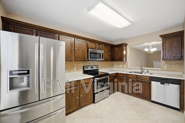 Building Photo - 5140 Glenwood Way