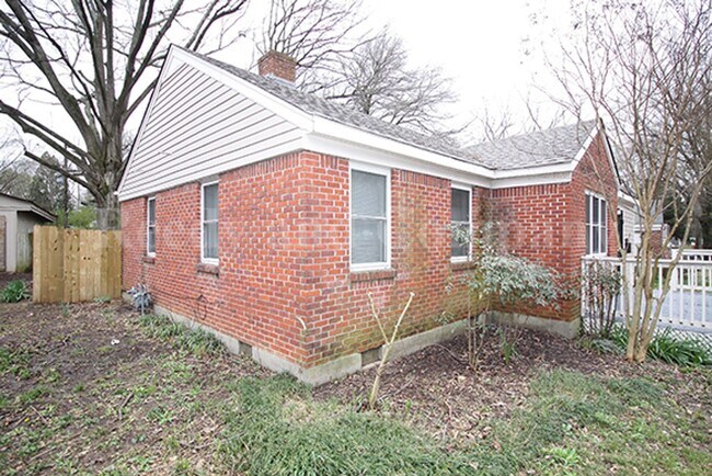 Building Photo - 1023 Waring Rd