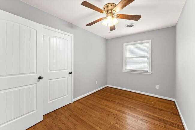 Building Photo - 104 N Oak Ave