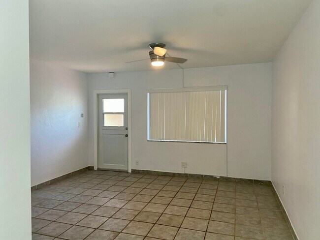 Building Photo - 2909 Middle River Dr