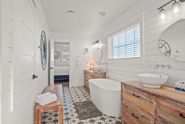 Building Photo - 707 Parkplace-SI ID1036727P