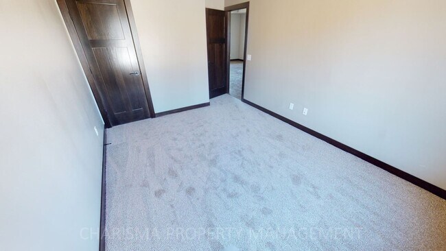 Building Photo - WALK IN AND AMENITY FILLED THREE BEDROOM TOWNHOME!