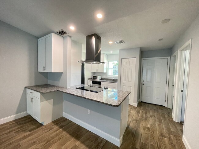 Building Photo - Fully Renovated 3bed/2bath Home in Sarasota!!