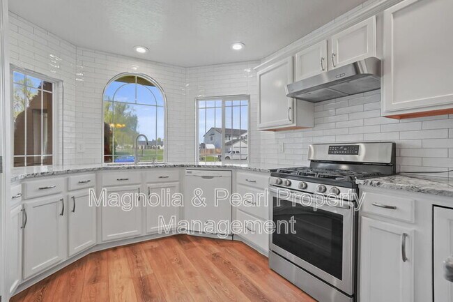 Building Photo - 979 Peregrine Dr