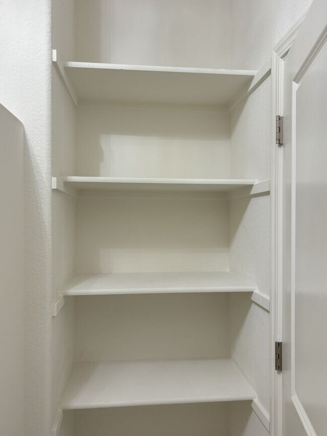 Building Photo - Beautiful Roseville House