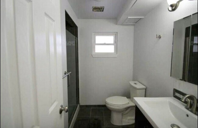 Building Photo - Spacious Martin Acres 5 bedroom Home Available 7/1/2026