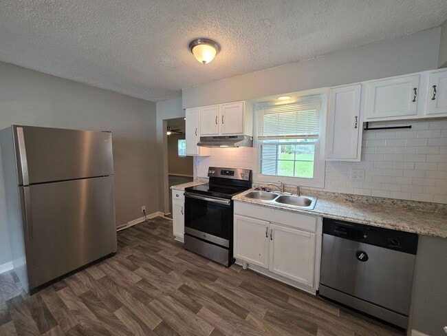 Building Photo - Spacious 4 Bed / 2.5 Bath Home with 2 Living Areas