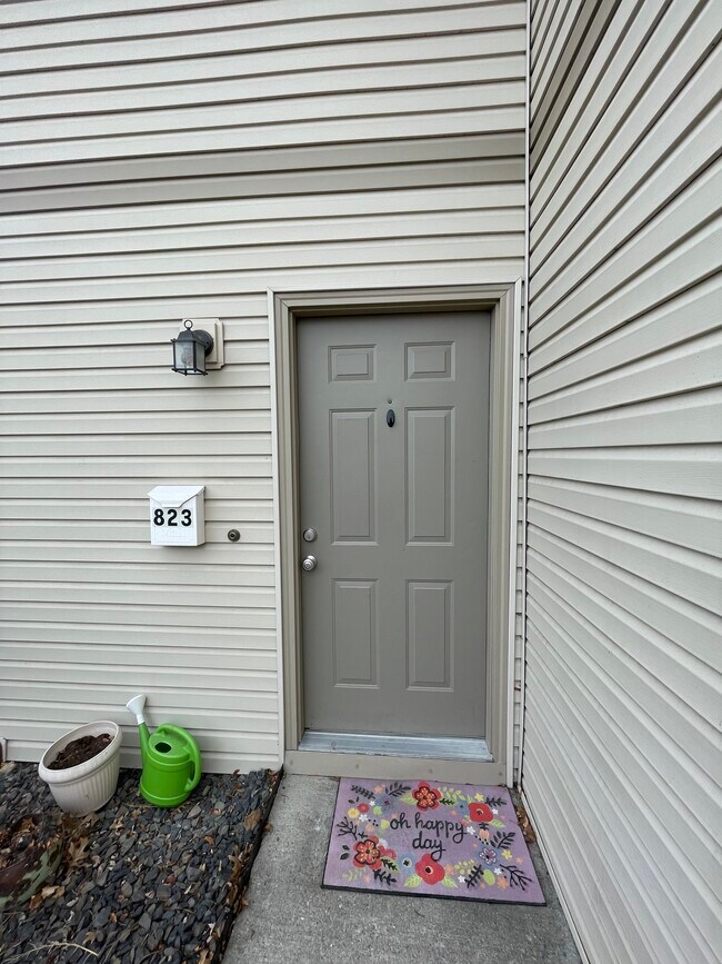 Building Photo - 823 S Cole Rd