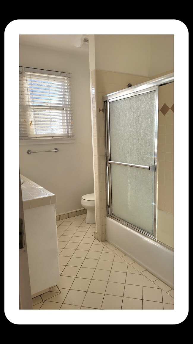 Building Photo - 445 N Doheny Dr