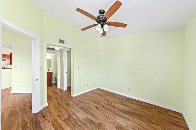 Building Photo - 1951 Island Club Dr