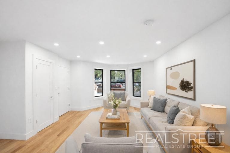 Building Photo - Magnificent 4 Bed 3.5 Bath Brownstone Duplex in Crown Heights