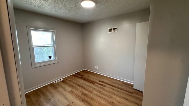 Building Photo - $1050 - 3 bed 1 bath - Single Family Home ...