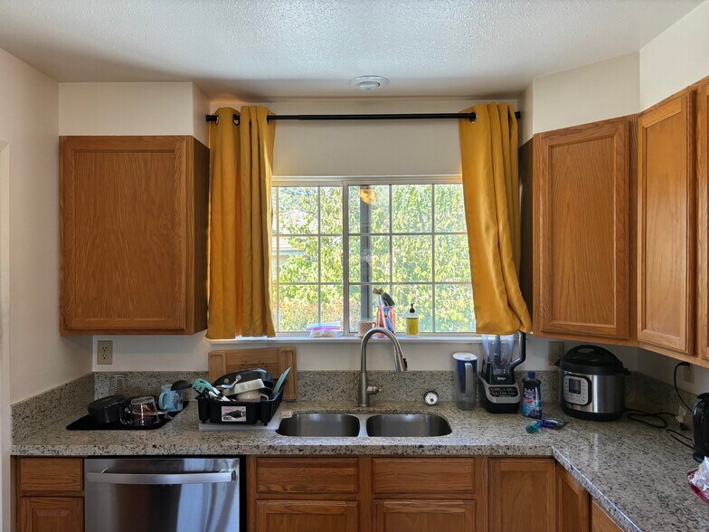 Building Photo - 535 N Yucca Ridge Rd