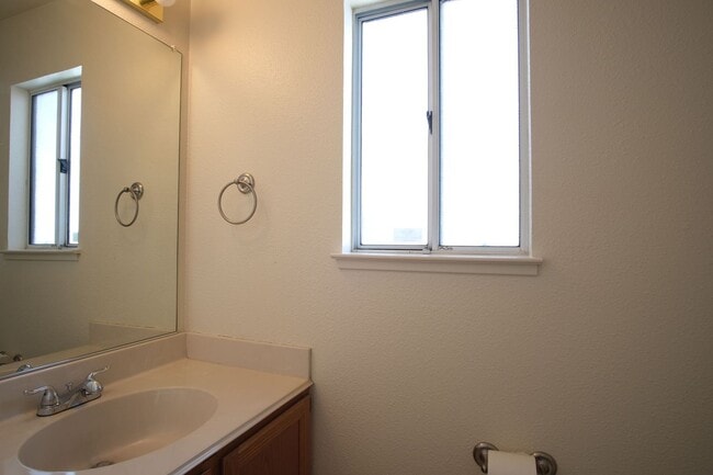 Building Photo - 3 Bedroom 3 bath home in Modesto