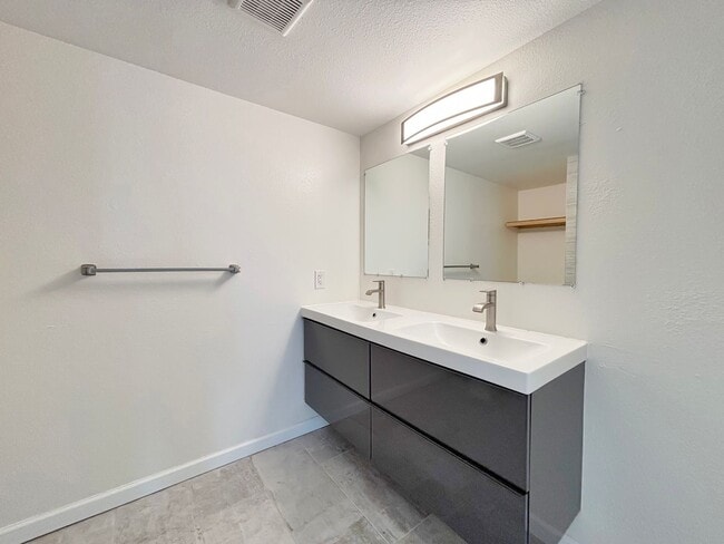 Building Photo - Beautiful 3BD/2.5BA Condo Located in Unive...