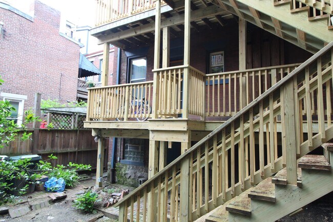 Building Photo - 614 Armandale St