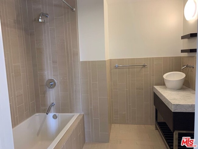 Building Photo - 727 W 7th St