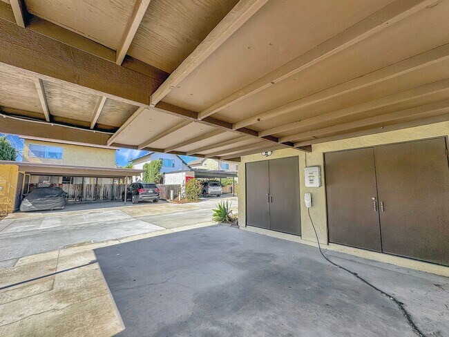 Building Photo - Beautiful 4B 2BA Home w/ AC, W/D, & Solar Panels!