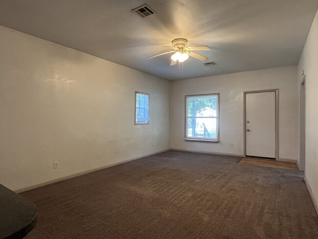 Building Photo - 3 Bedroom House for Lease!!
