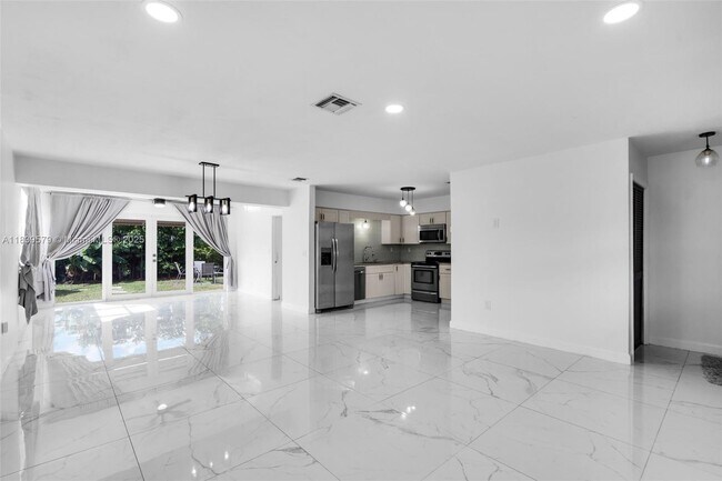 Building Photo - 8440 NW 11th Ct