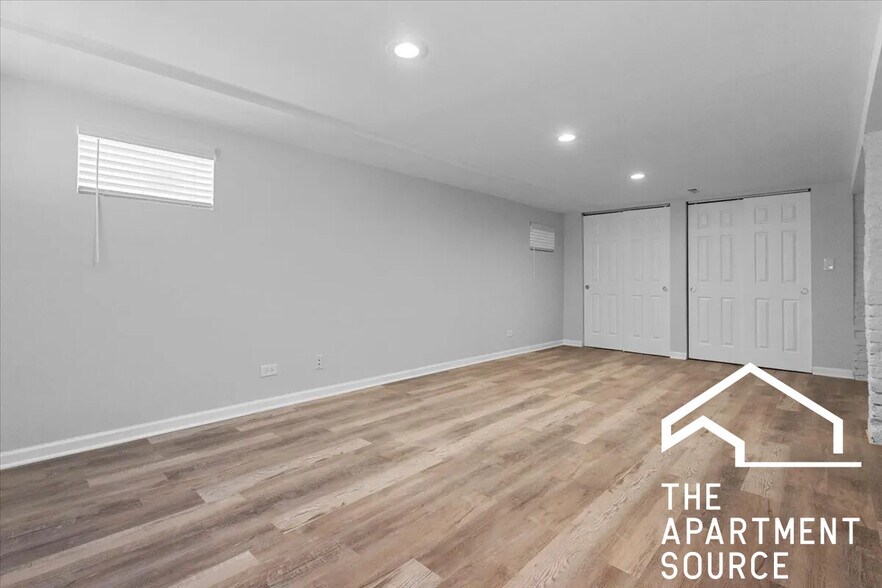 Building Photo - 858 N Paulina St