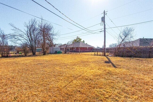 Building Photo - 733 N Norman Ave