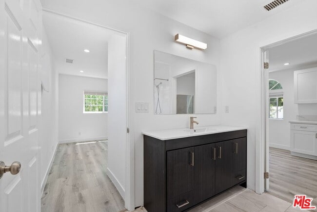Building Photo - 5543 Fallbrook Ave