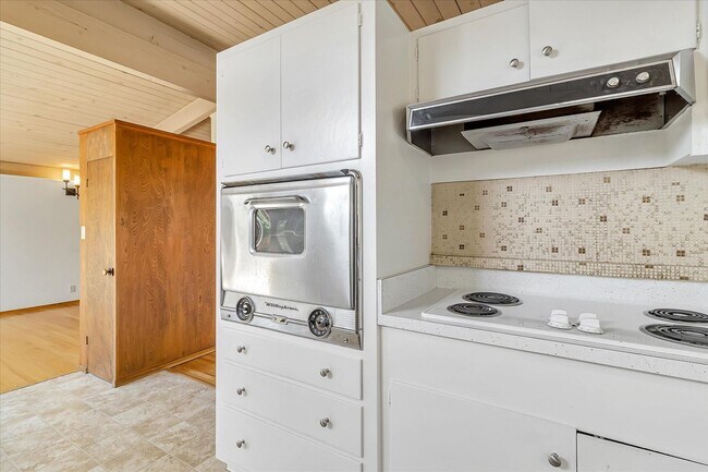 Building Photo - 3 Bedroom 2 Bath Home located in Palo Alto's Palo Verde Neighborhood!