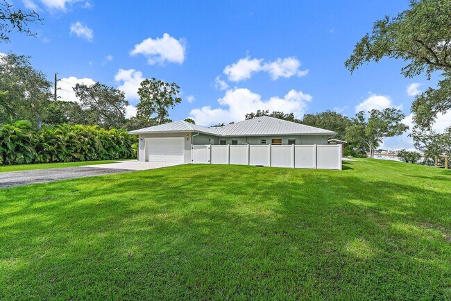 Building Photo - 12955 SW Kanner Hwy