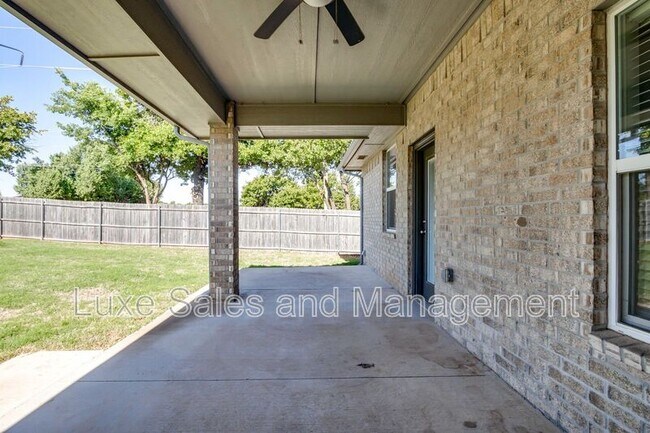 Building Photo - 2200 Alta Vista Ln